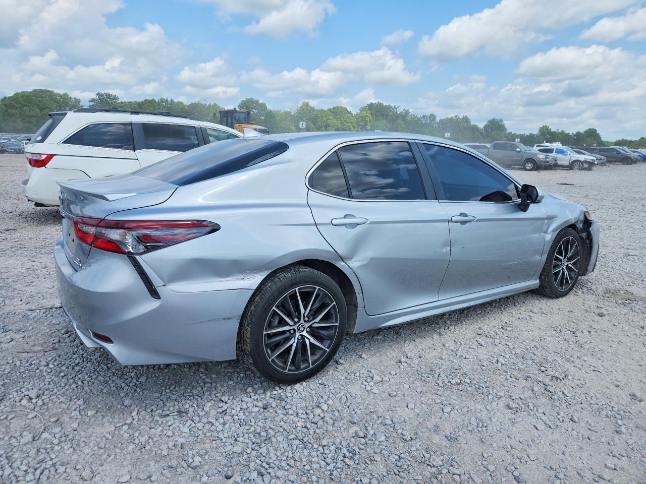 2023 Toyota Camry Hybrid Se - Image 3