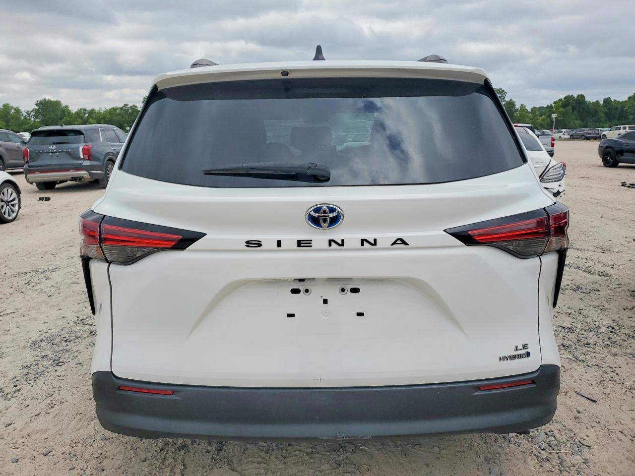 2021 Toyota Sienna Le - Фото 6