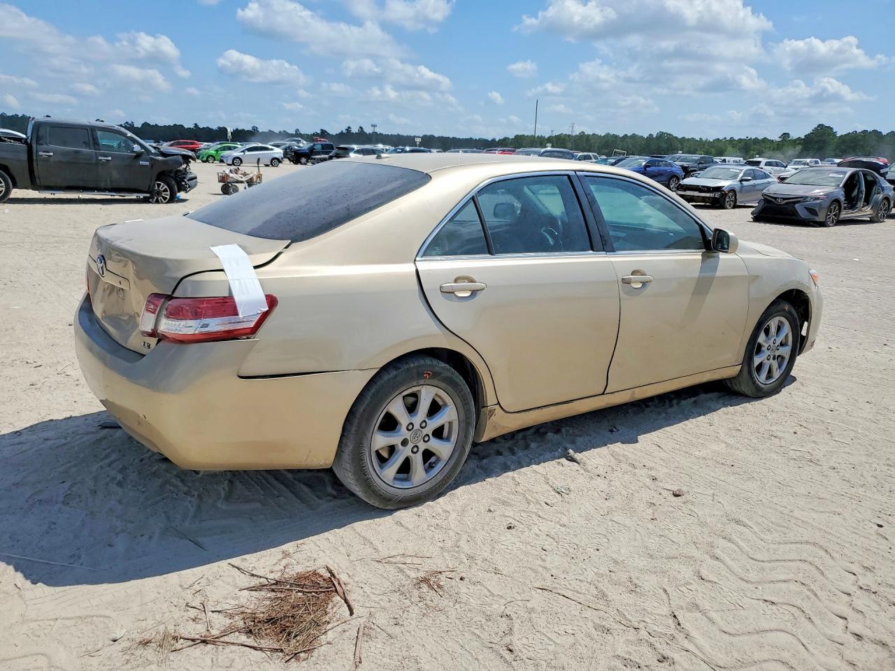 2011 Toyota Camry Le - Фото 3