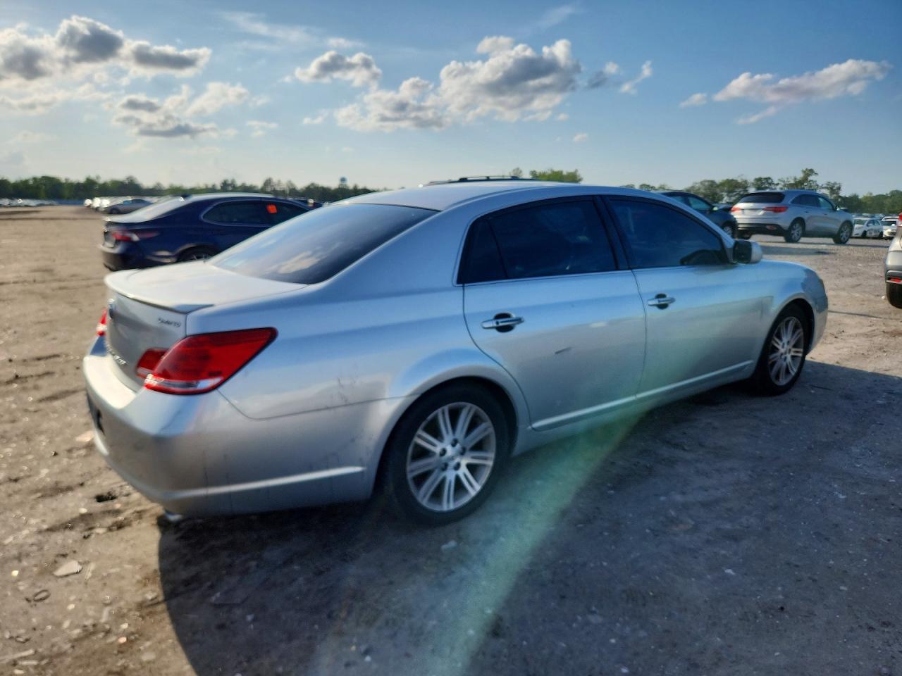 2005 Toyota Avalon Limited - Image 3