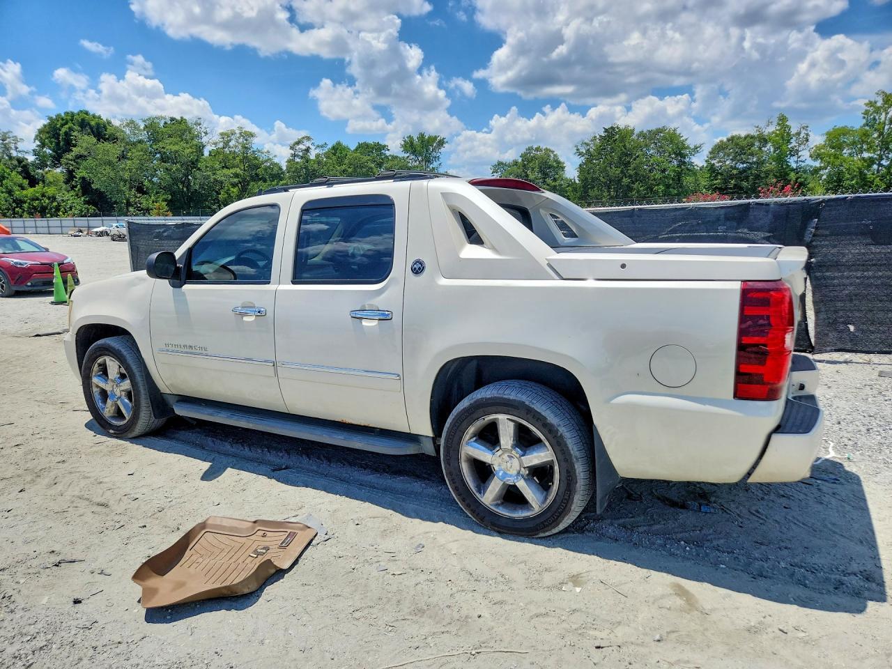 2013 Chevrolet Avalanche Ltz - Image 2