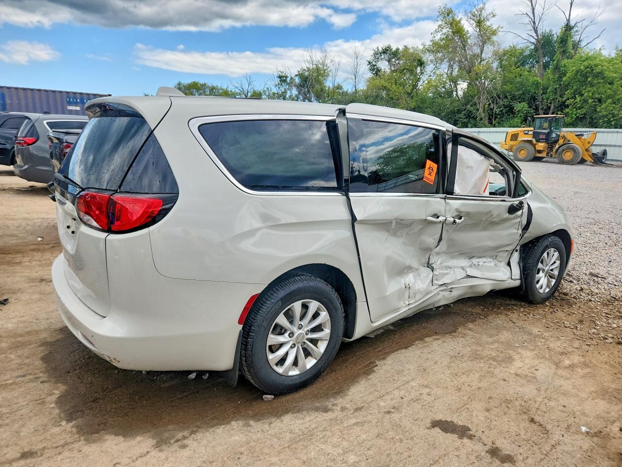 2017 Chrysler Pacifica Touring - Фото 3
