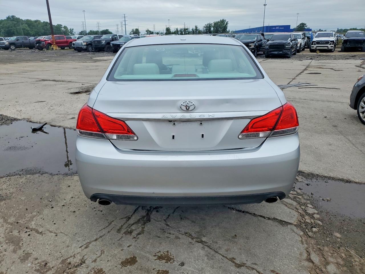 2011 Toyota Avalon Limited - Image 6