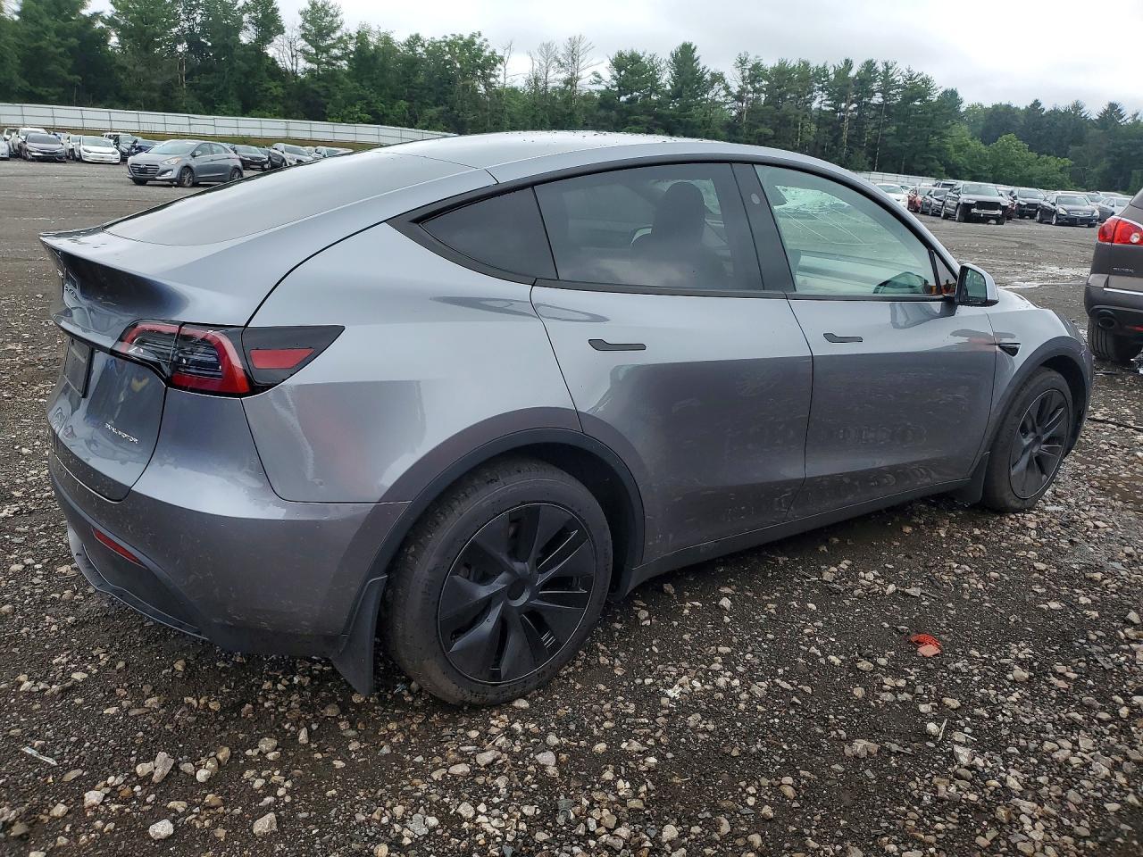 2025 Tesla Model Y - Фото 3