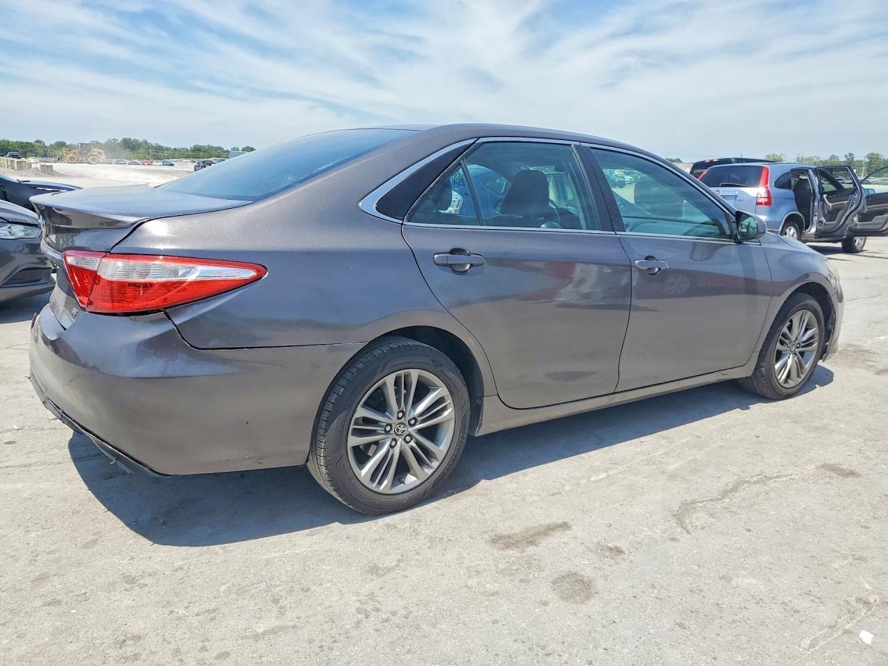 2015 Toyota Camry Se - Image 3
