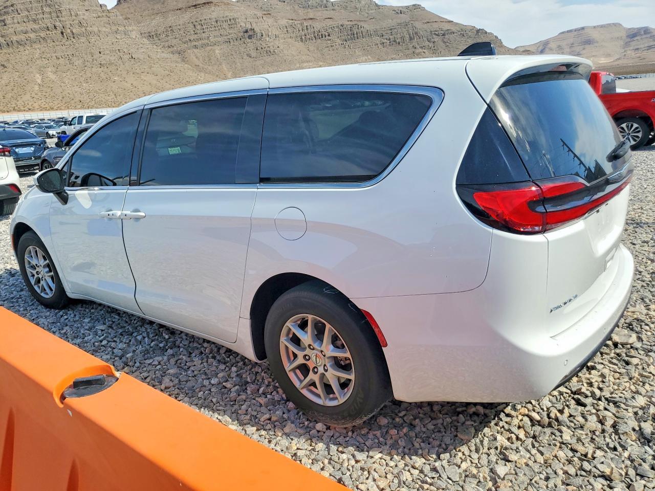 2023 Chrysler Pacifica Touring L - Image 2