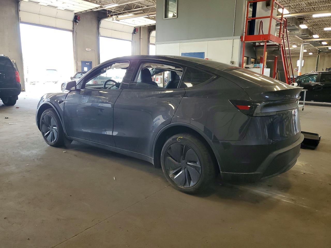 2026 Tesla Model Y - Фото 2