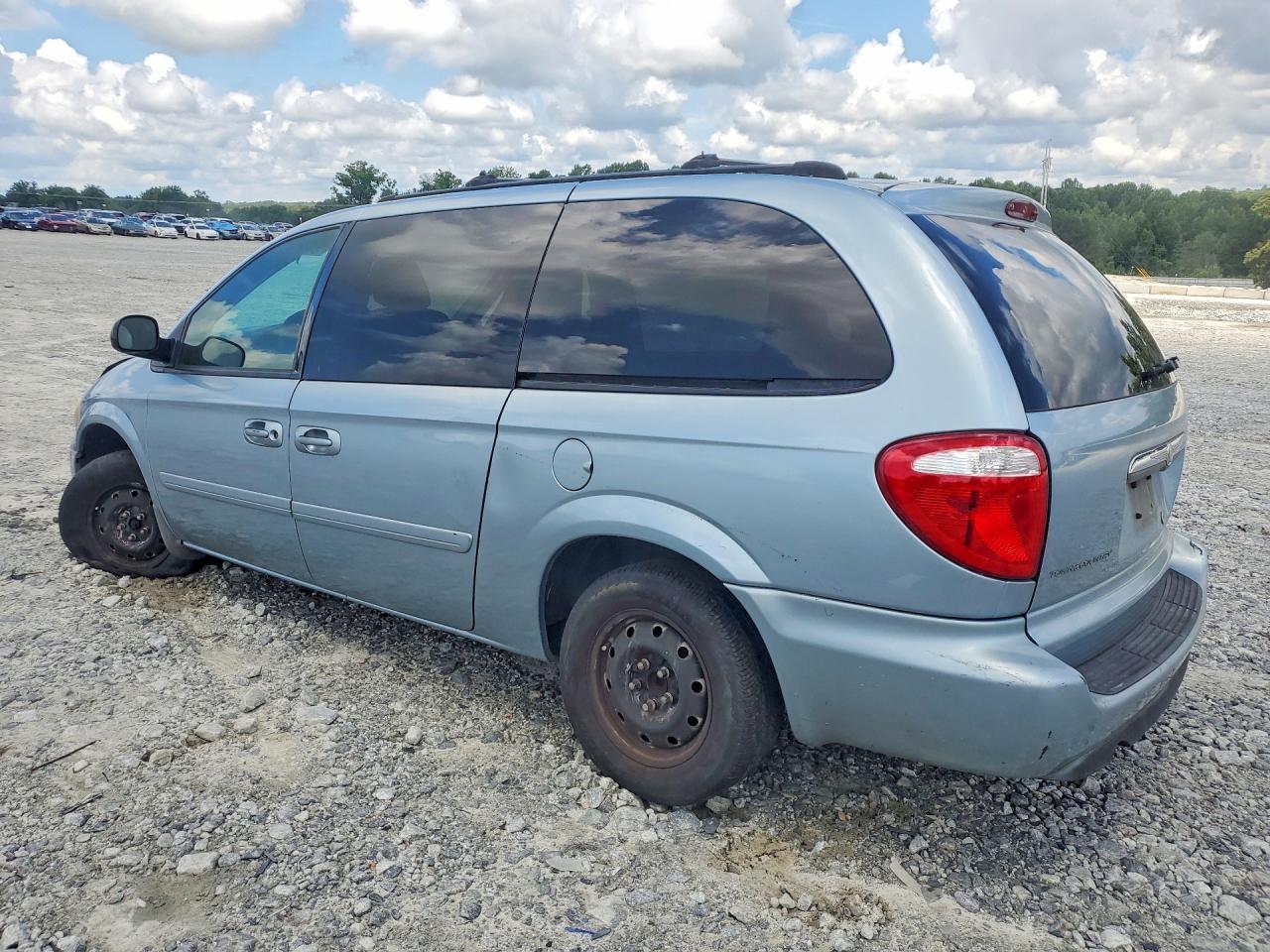 2005 Chrysler Town & Country Lx - Фото 2