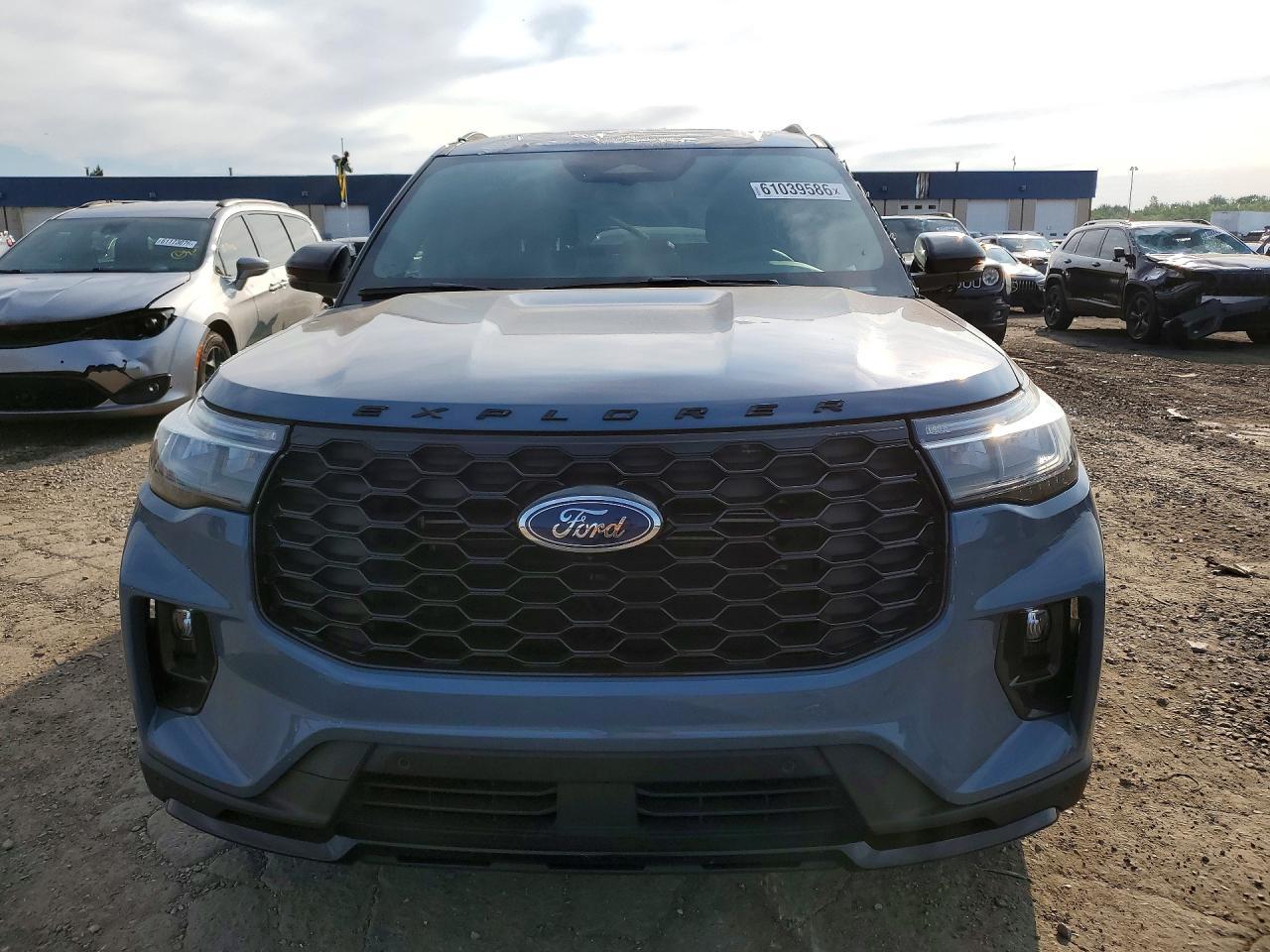 2025 Ford Explorer St-Line - Image 5