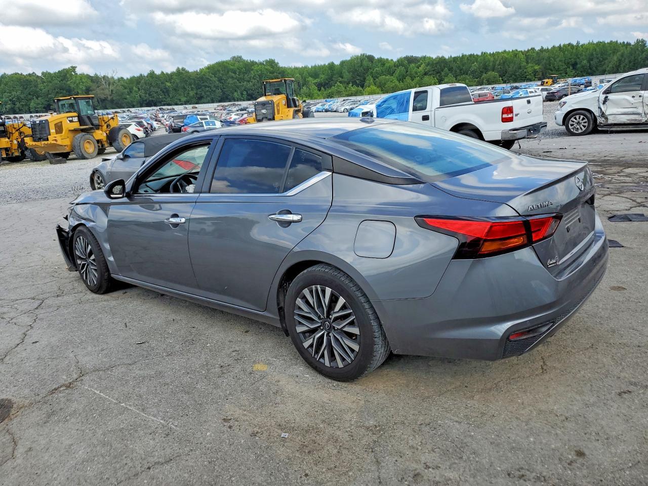 2024 Nissan Altima - Image 2