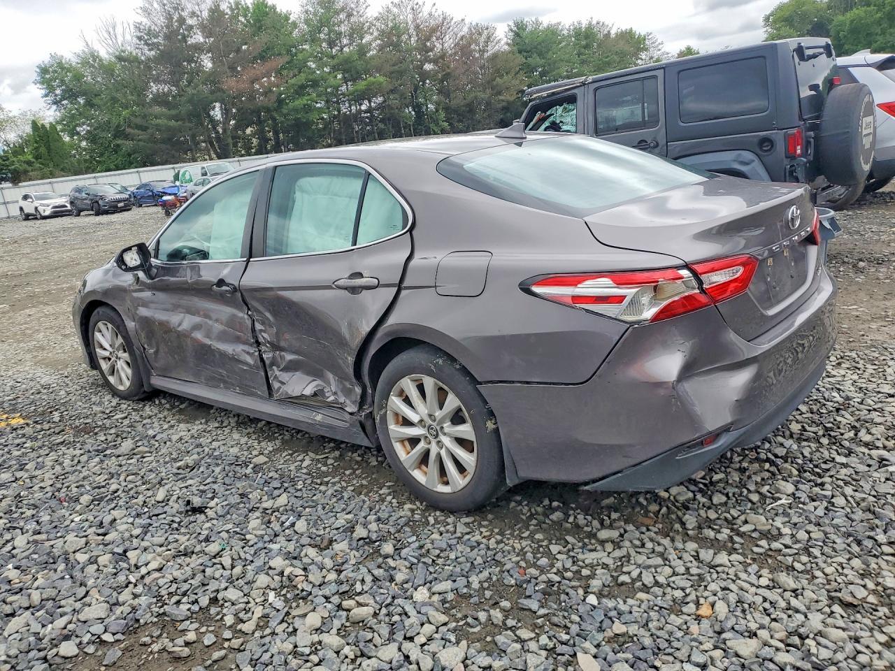 2020 Toyota Camry Le - Фото 2