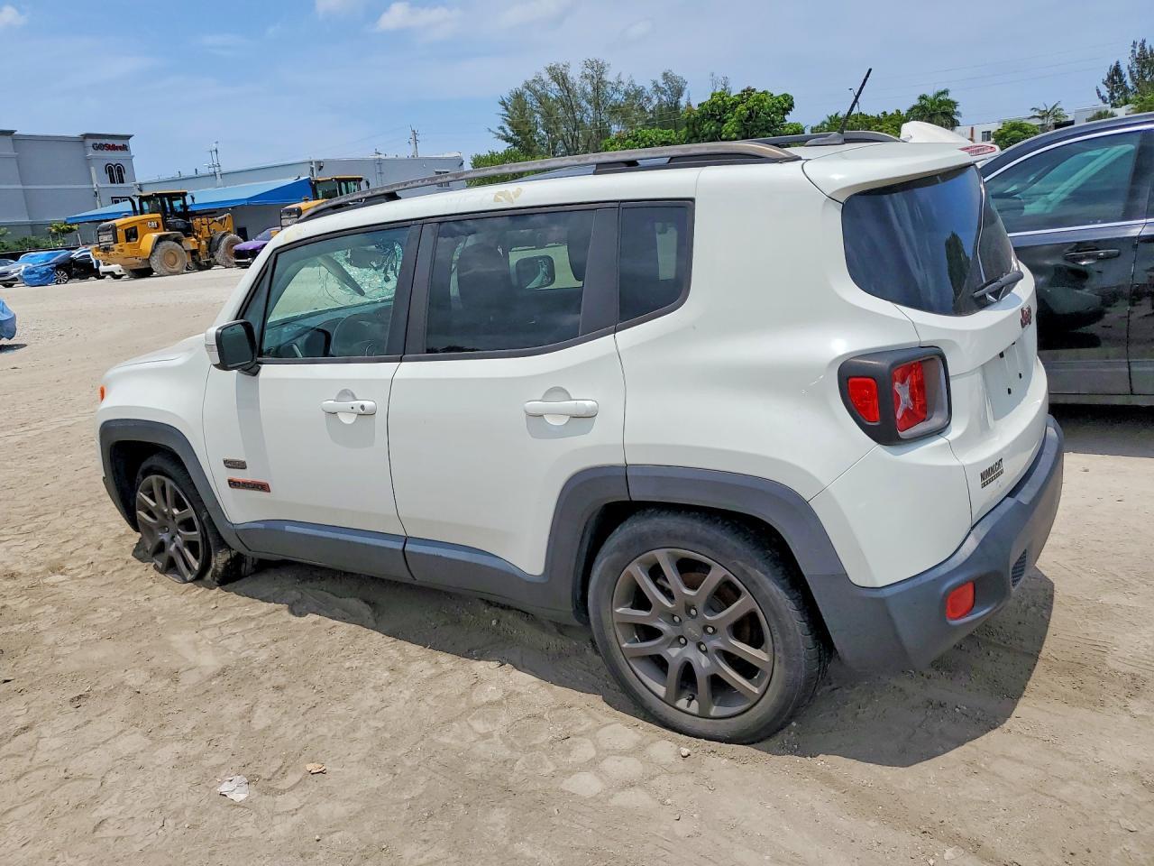 2016 Jeep Renegade Latitude - Image 2