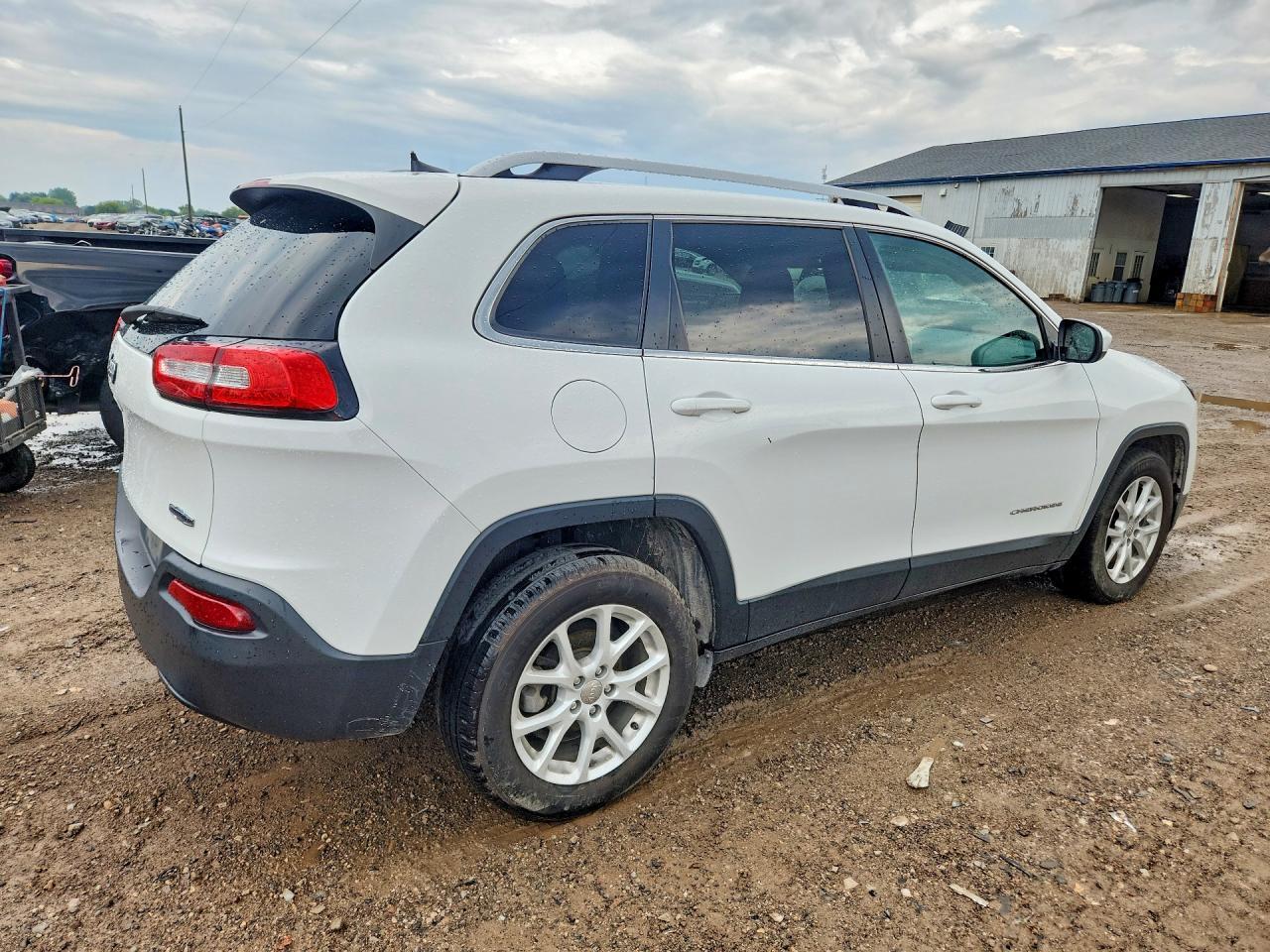 2016 Jeep Cherokee Latitude - Image 3
