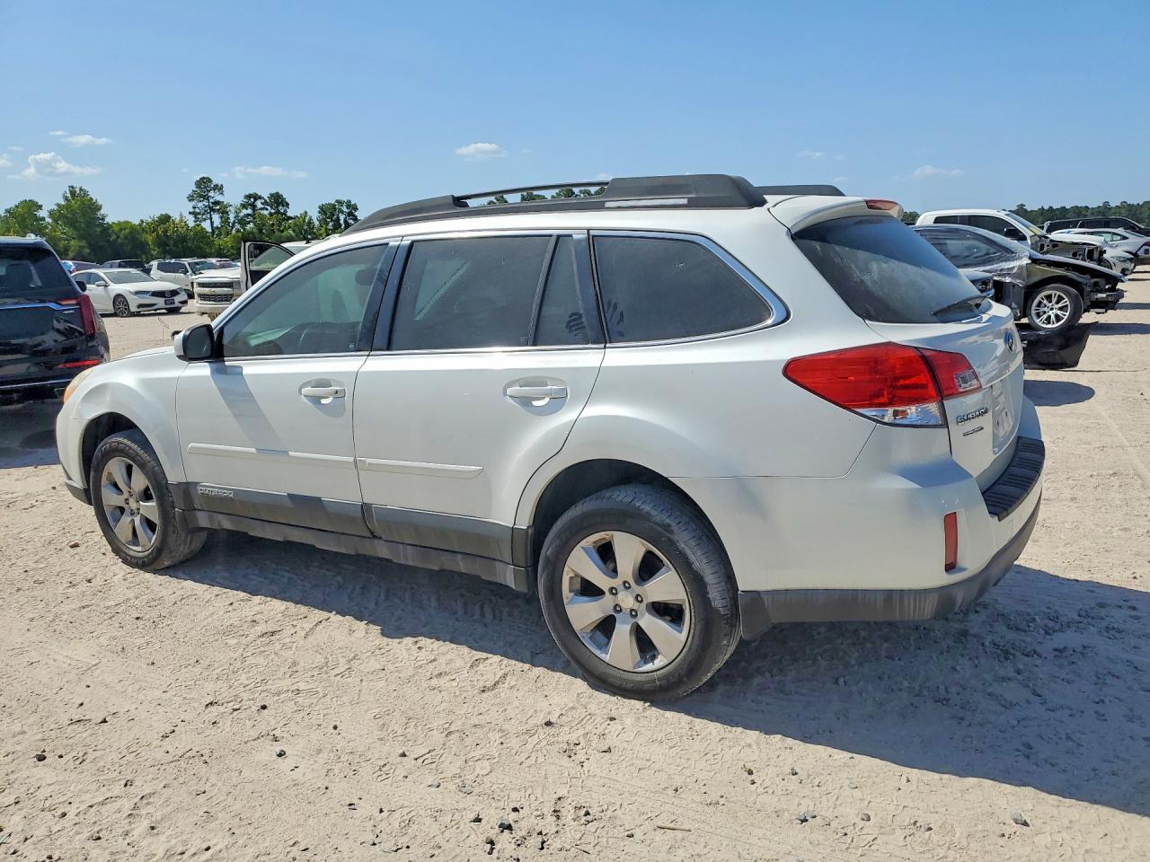 2012 Subaru Outback 2.5I - Фото 2