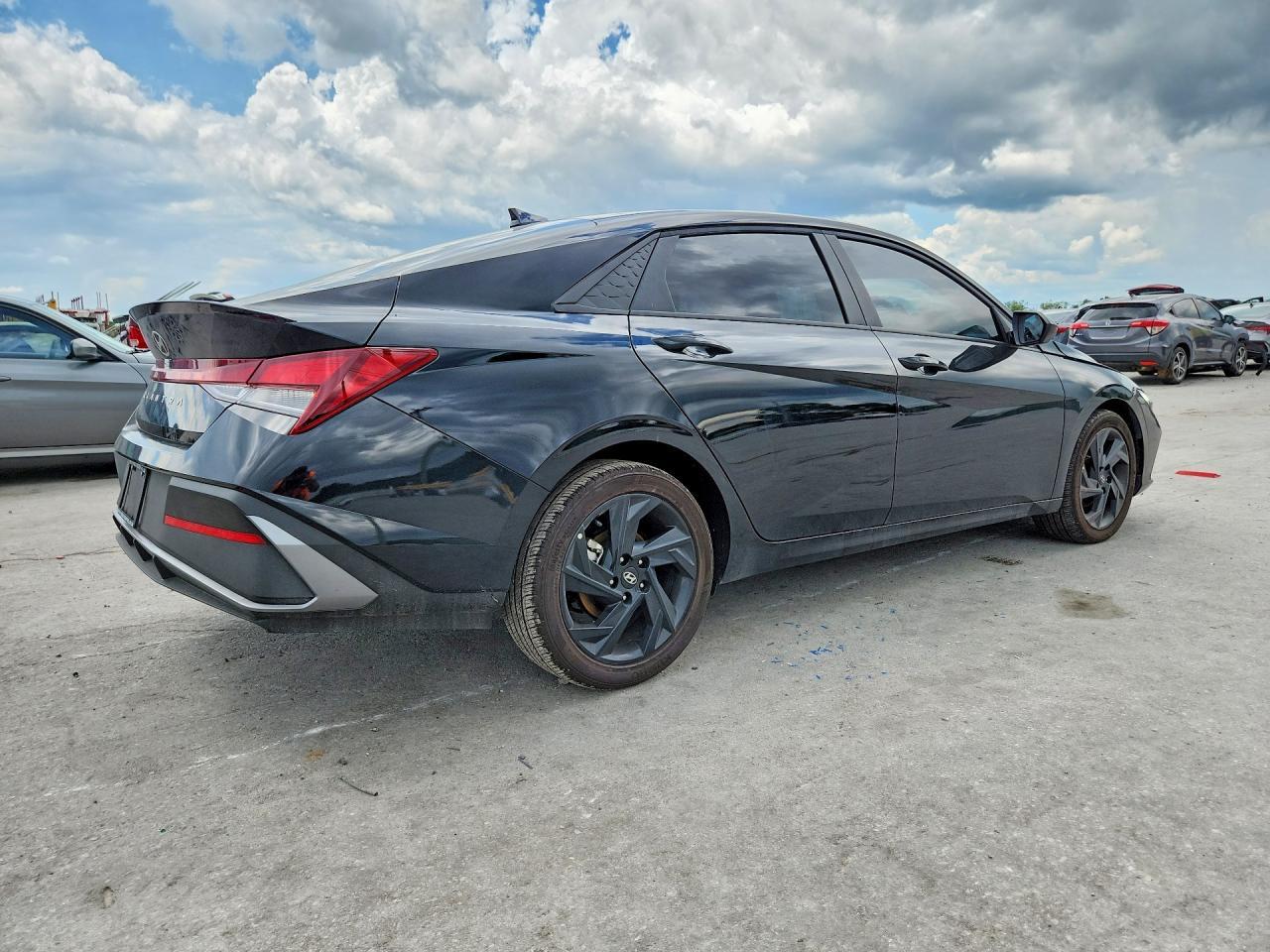 2026 Hyundai Elantra Sel Sport - Image 3