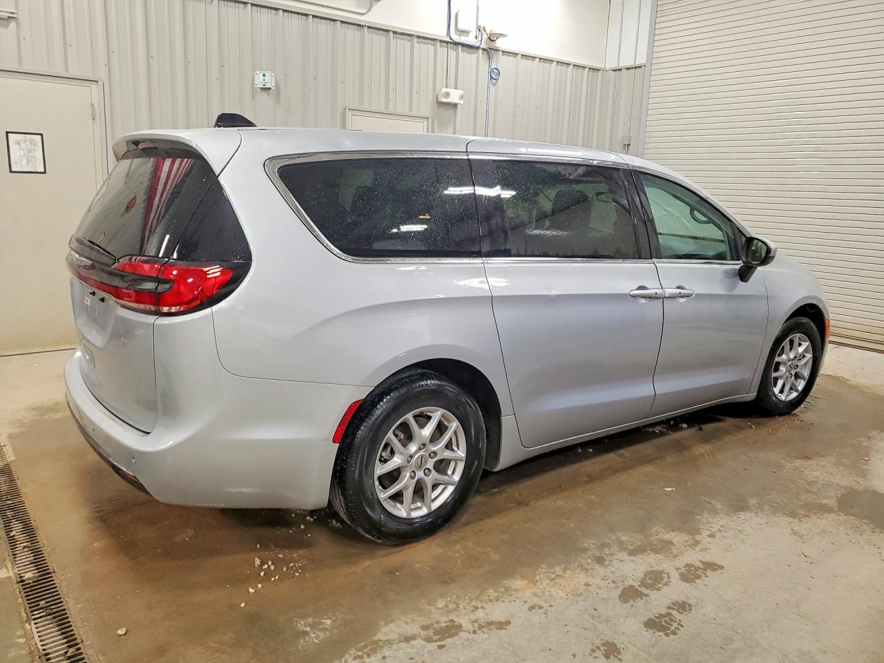 2023 Chrysler Pacifica Touring L - Image 3