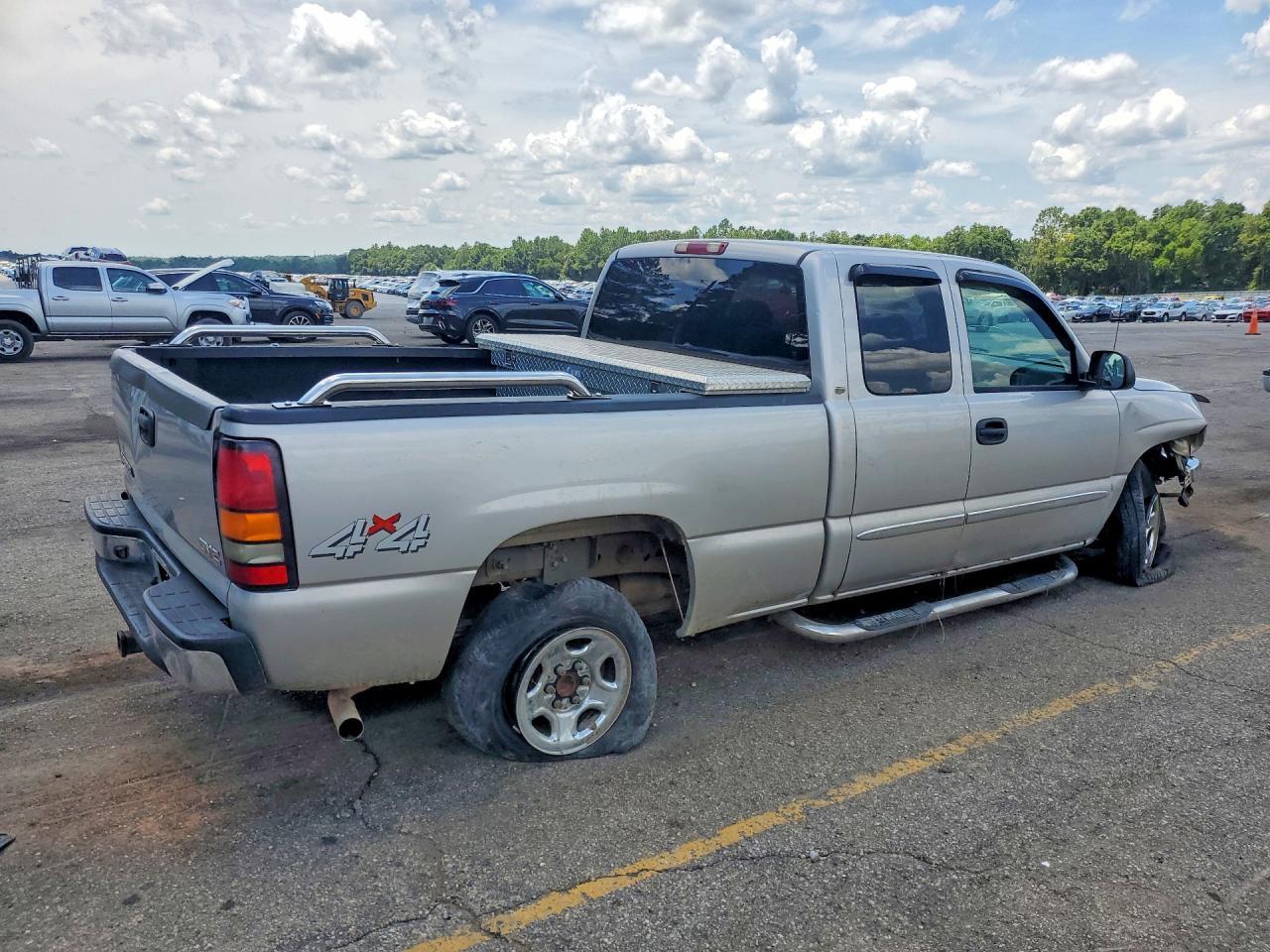2004 GMC New Sierra K1500 - Image 3