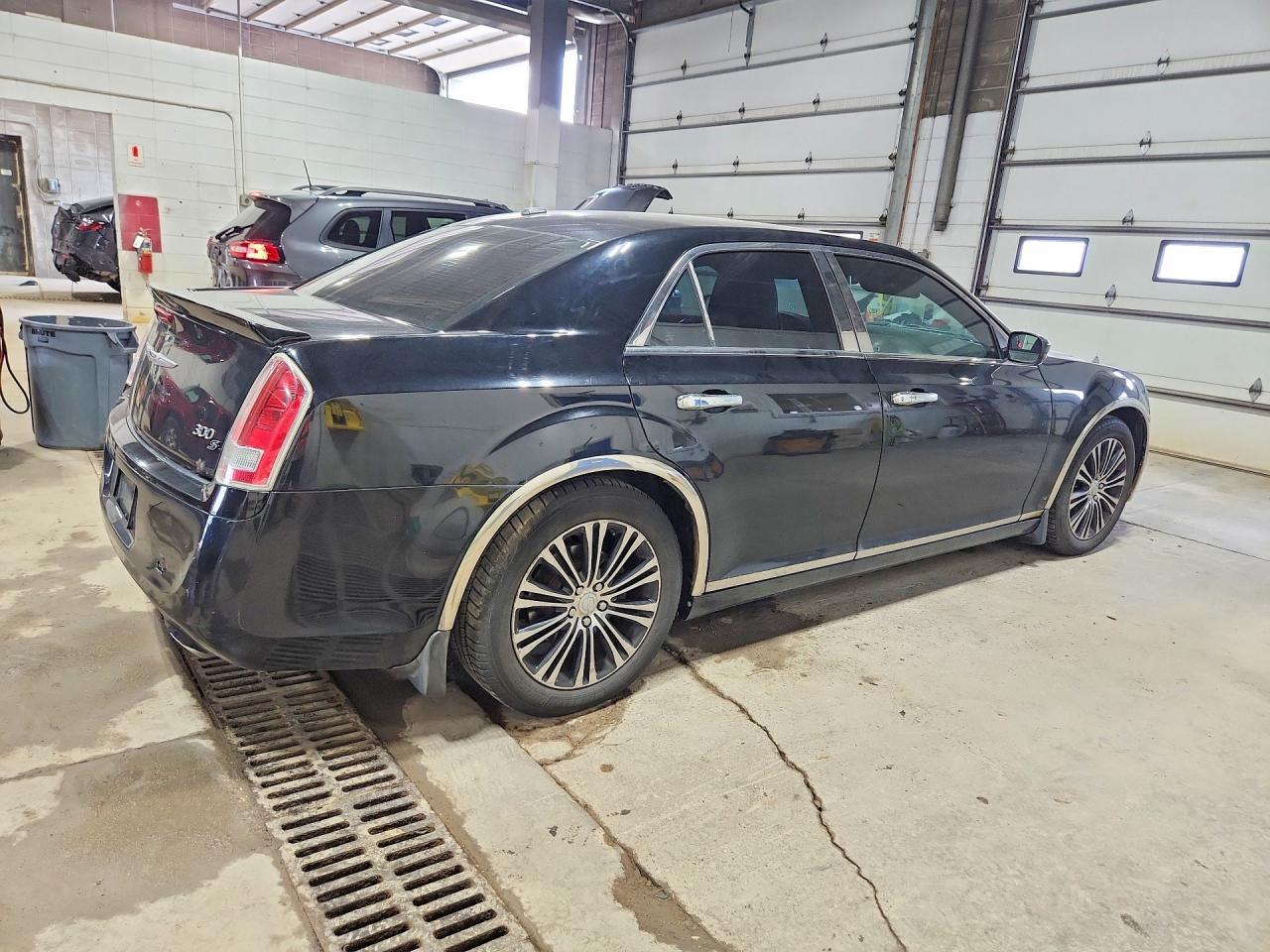 2012 Chrysler 300 - Фото 3