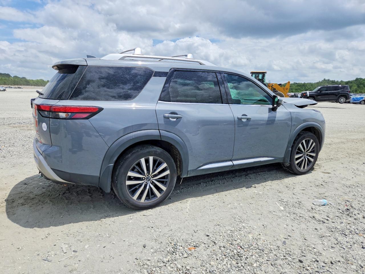 2022 Nissan Pathfinder Platinum - Фото 3