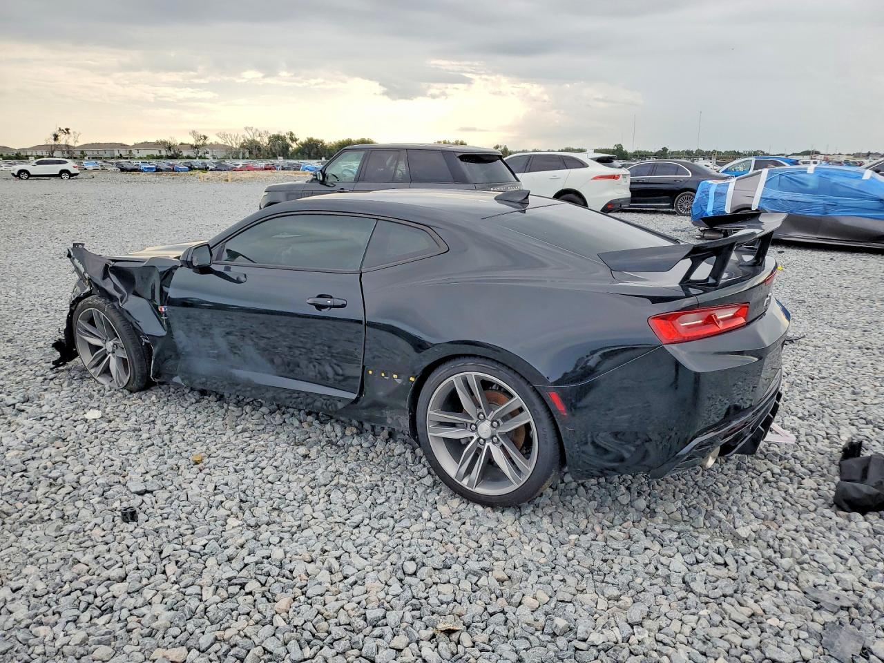 2017 Chevrolet Camaro Lt - Image 2