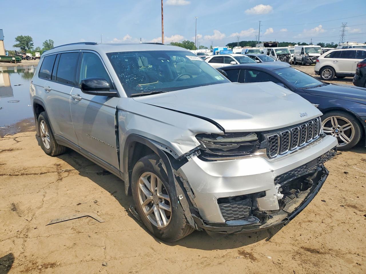 2023 Jeep Grand Cherokee L Laredo - Image 4