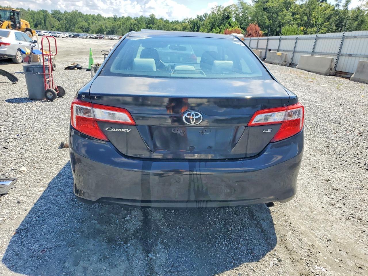 2013 Toyota Camry Le - Фото 6