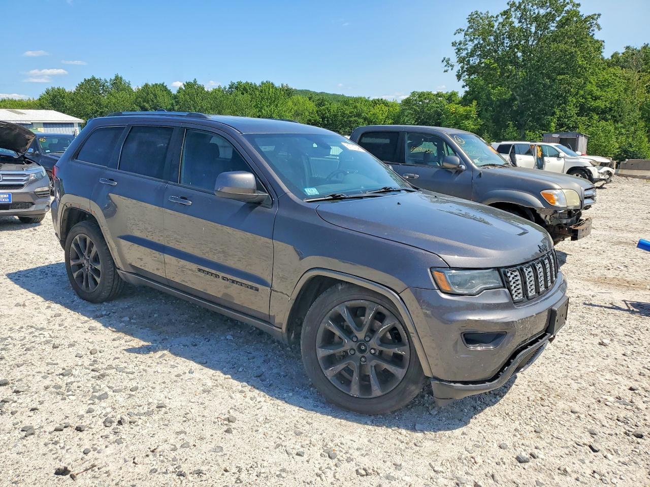 2020 Jeep Grand Cherokee Laredo - Image 4