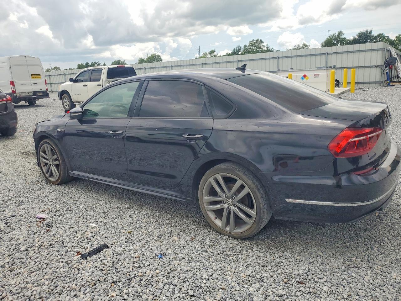 2018 Volkswagen Passat S/R-Line - Фото 2