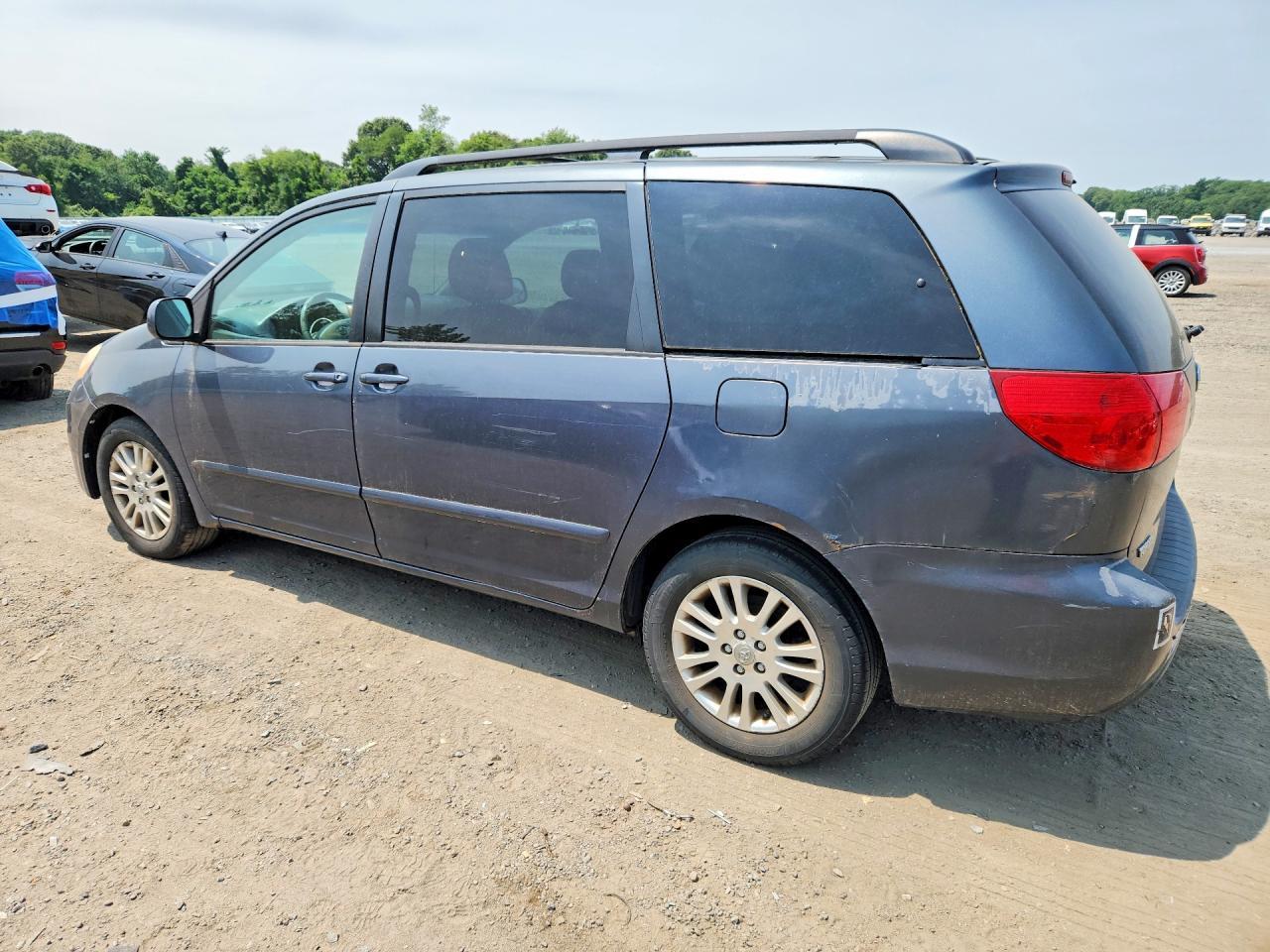 2010 Toyota Sienna Xle - Фото 2
