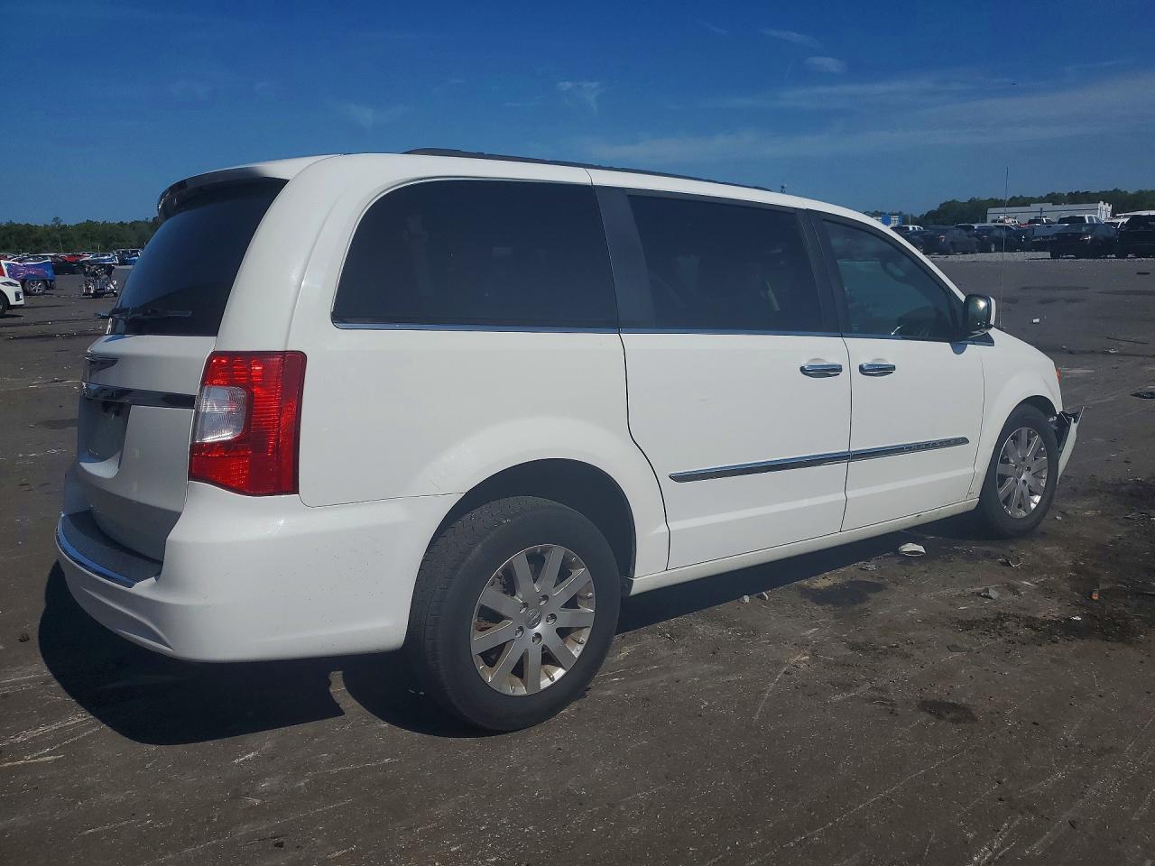 2015 Chrysler Town & Country Touring - Image 3