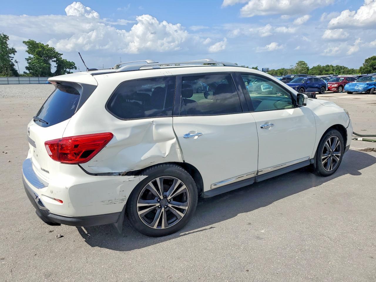 2017 Nissan Pathfinder Platinum - Image 3