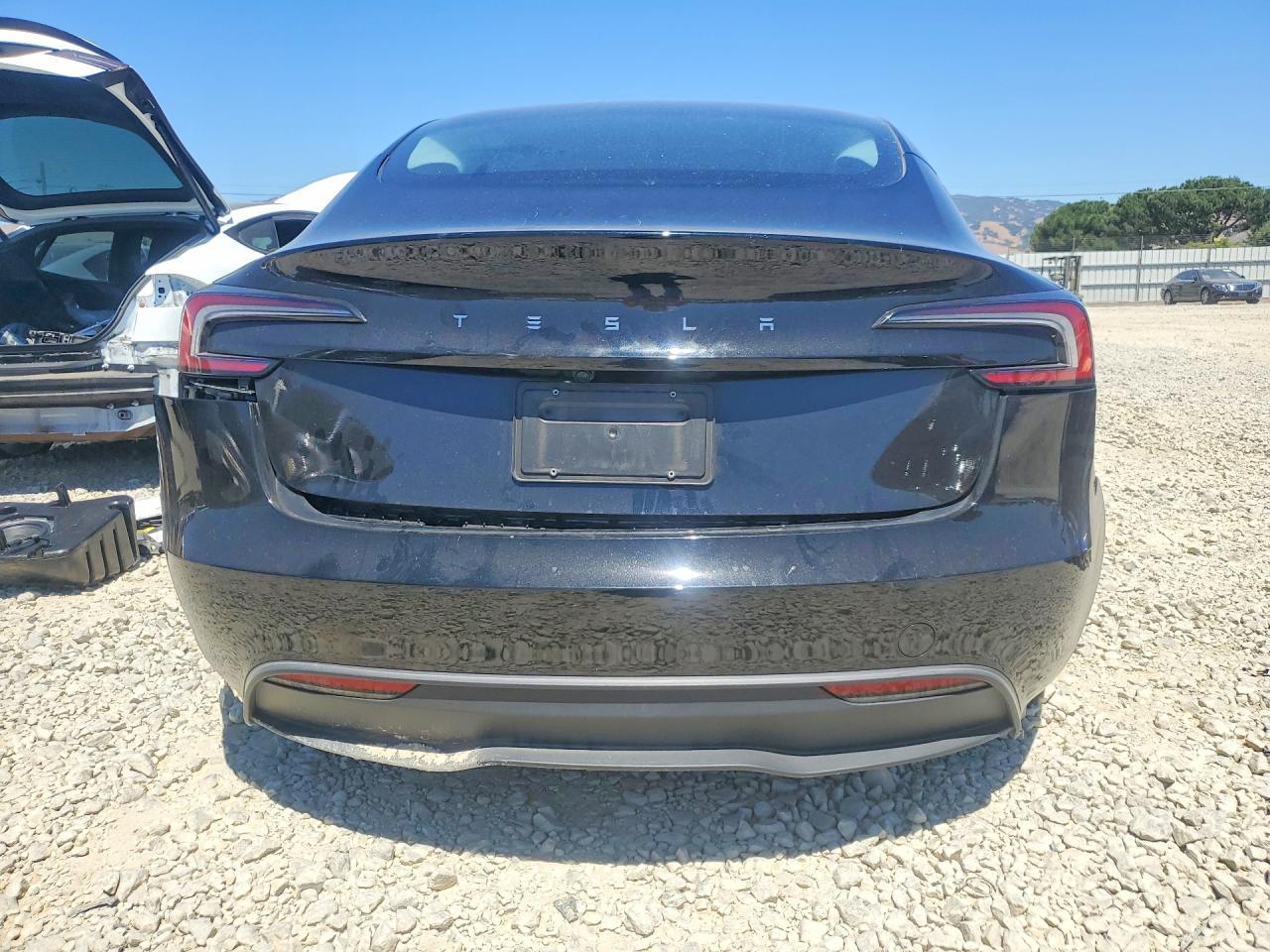 2025 Tesla Model 3 - Фото 6