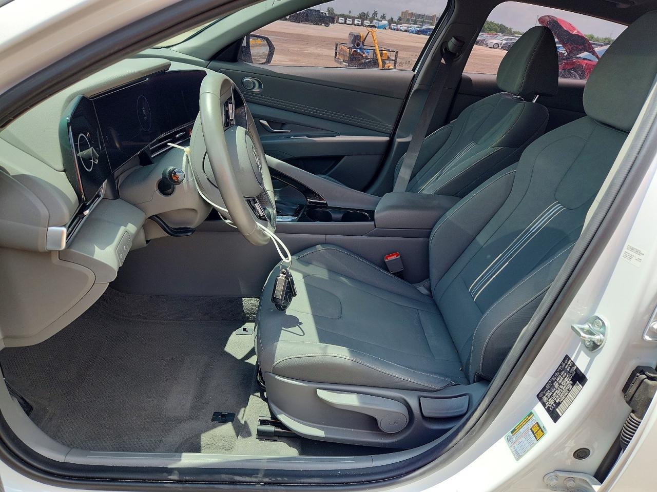 2025 Hyundai Elantra Sel - Image 7
