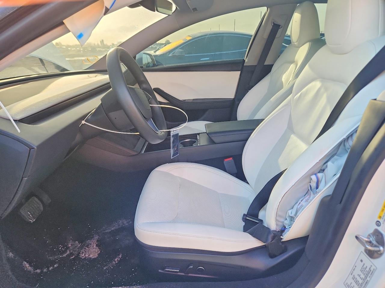 2025 Tesla Model 3 - Фото 7