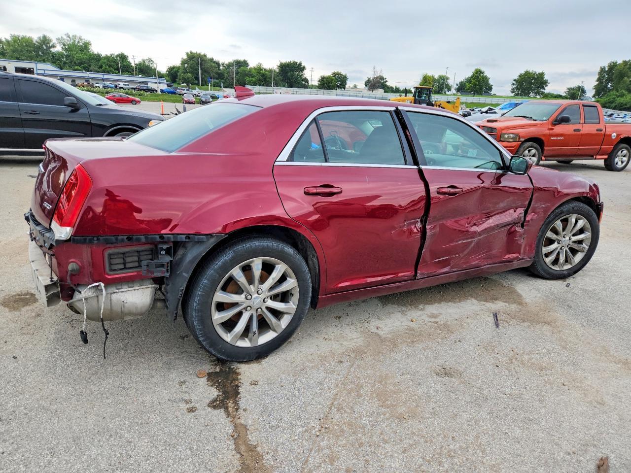 2018 Chrysler 300 Touring - Фото 3