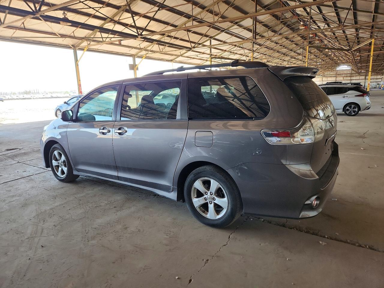 2013 Toyota Sienna Sport - Фото 2