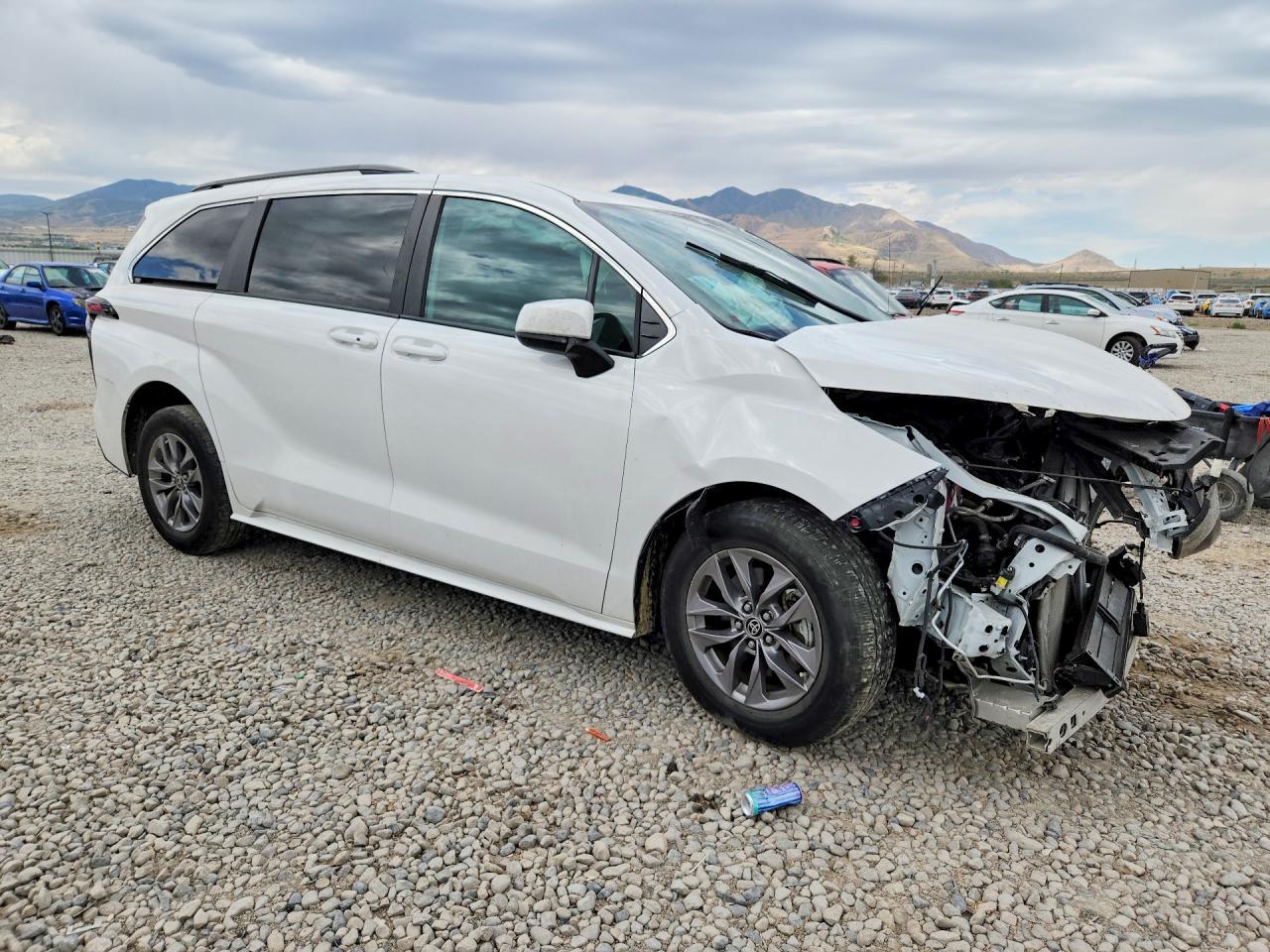 2025 Toyota Sienna Le - Image 4