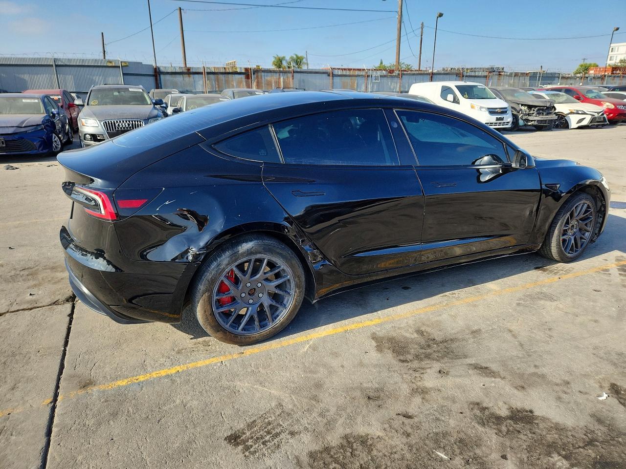 2025 Tesla Model 3 - Фото 3