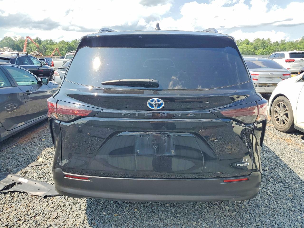 2023 Toyota Sienna Le - Image 6