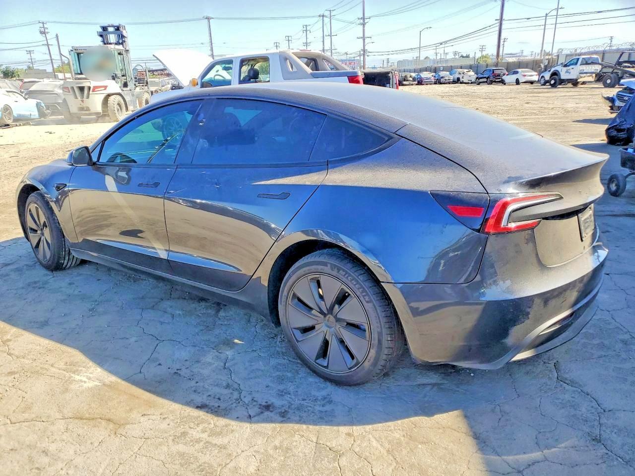 2025 Tesla Model 3 - Фото 2
