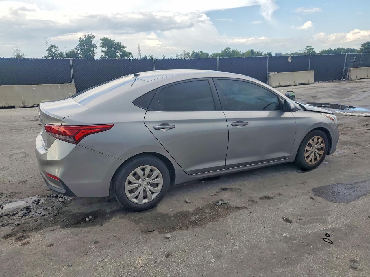 2021 Hyundai Accent Se - Фото 3