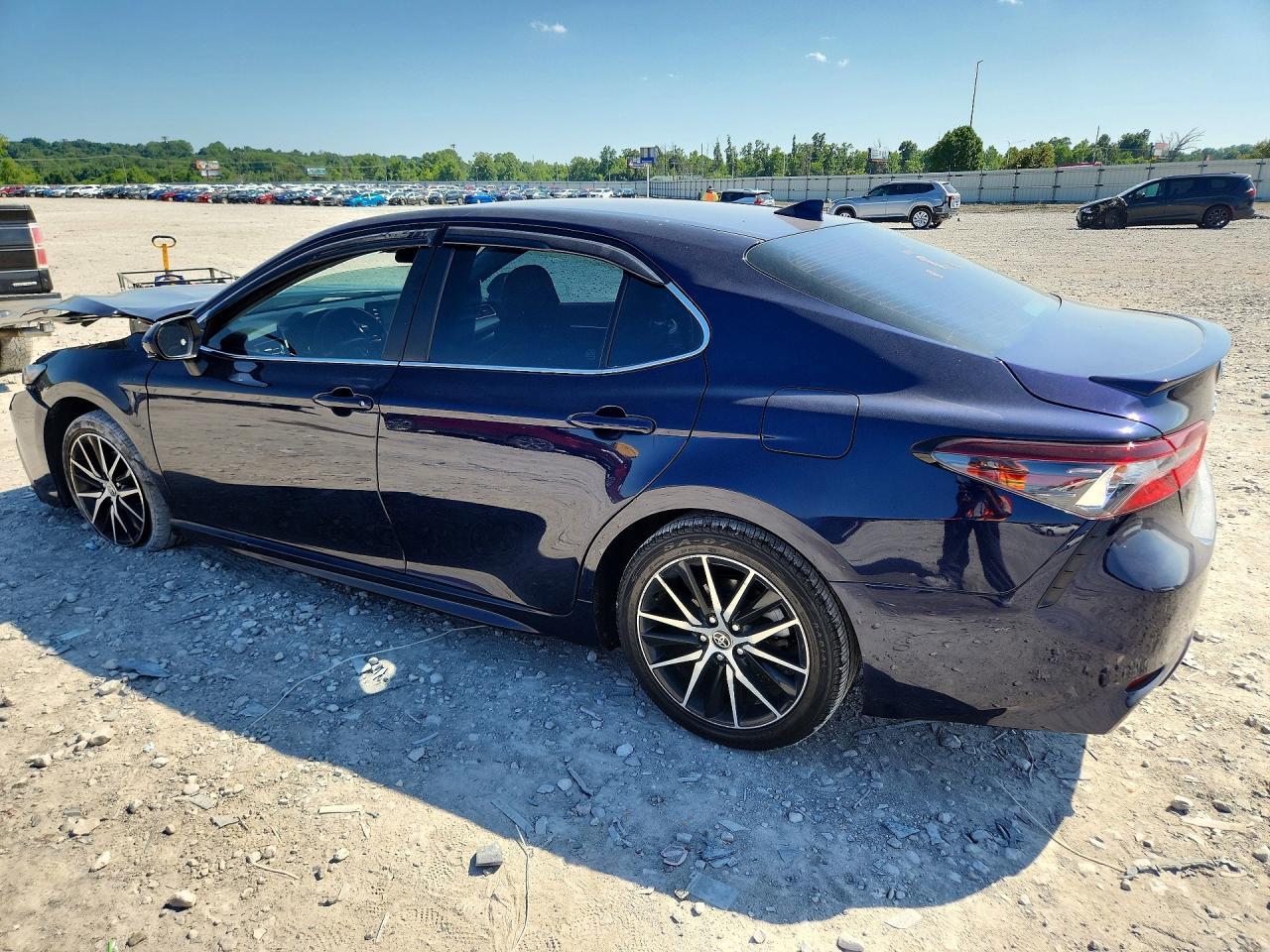 2021 Toyota Camry Se - Фото 2
