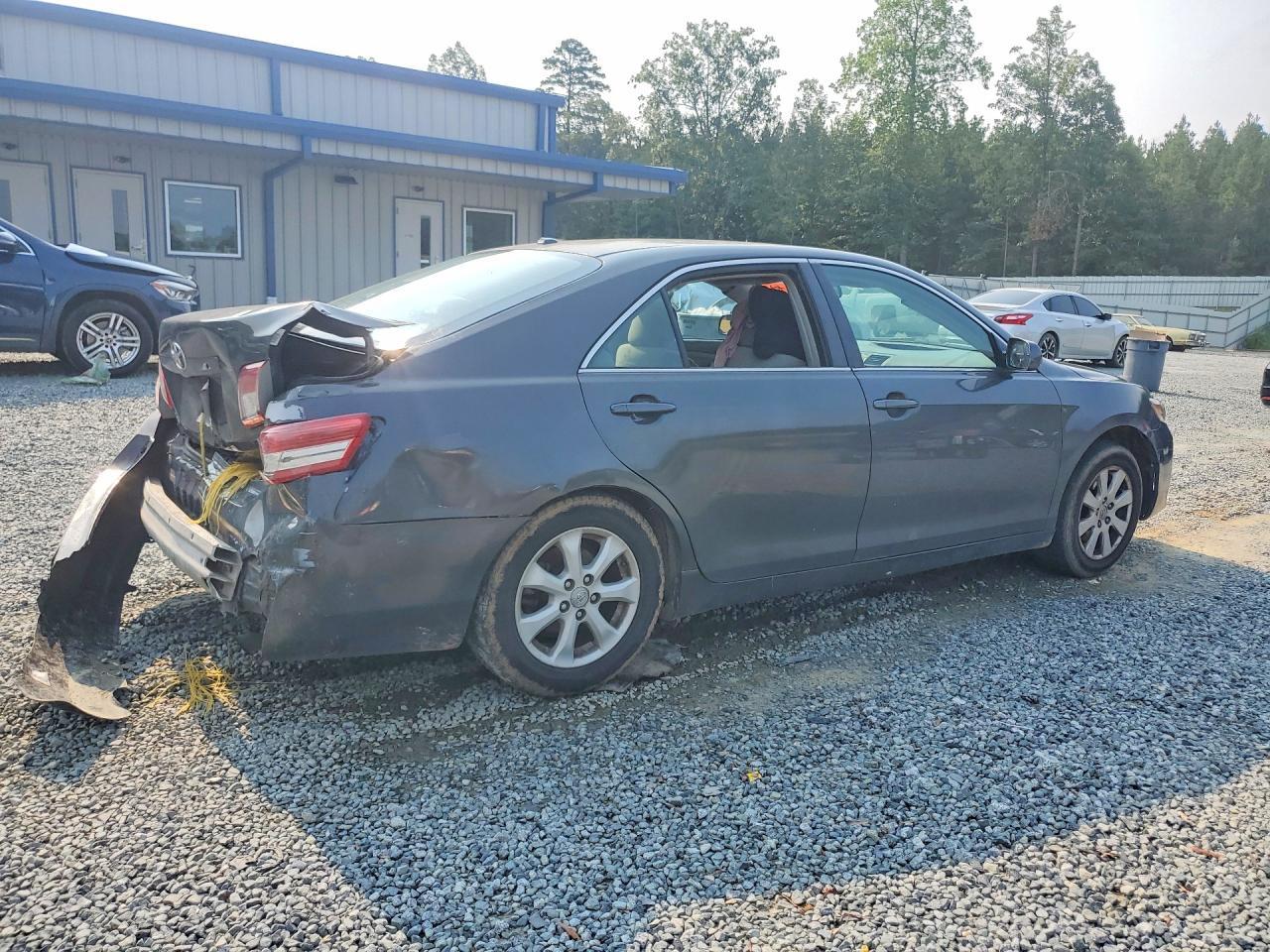 2011 Toyota Camry Le - Image 3