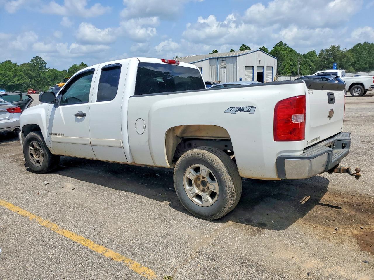 2008 Chevrolet Silverado K1500 - Image 2