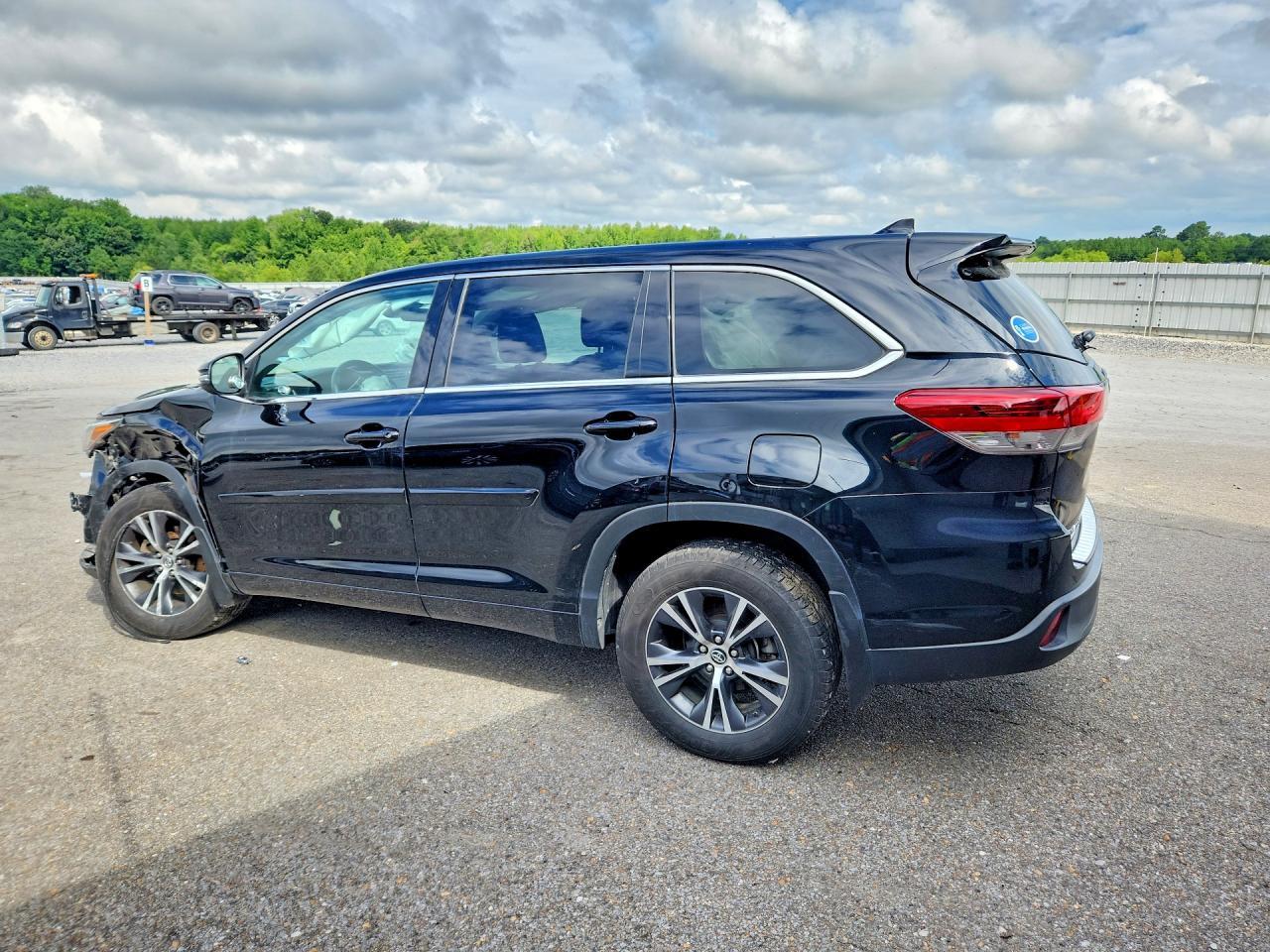 2017 Toyota Highlander Le Plus - Фото 2