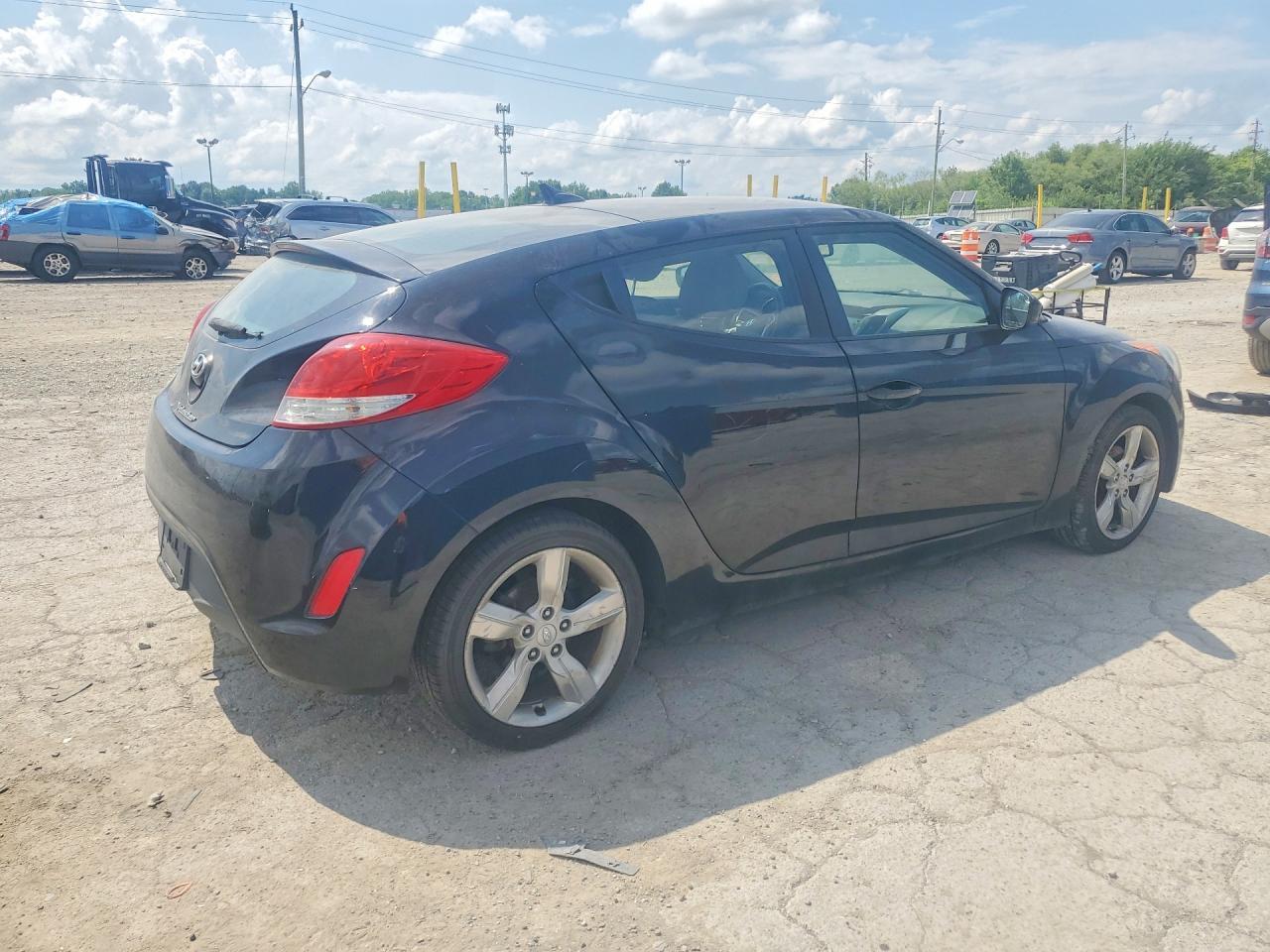 2013 Hyundai Veloster Base - Фото 3