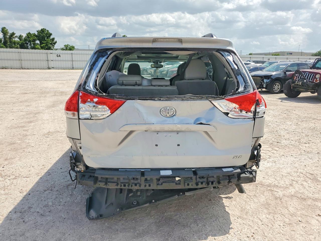 2013 Toyota Sienna Xle 8-Passenger - Image 6