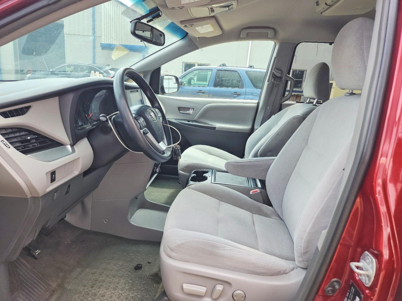 2015 Toyota Sienna Le - Image 7