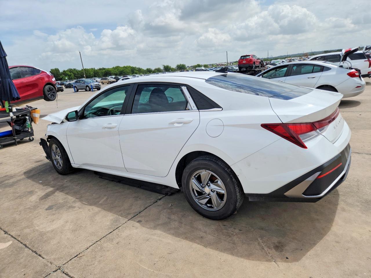 2024 Hyundai Elantra Se - Фото 2