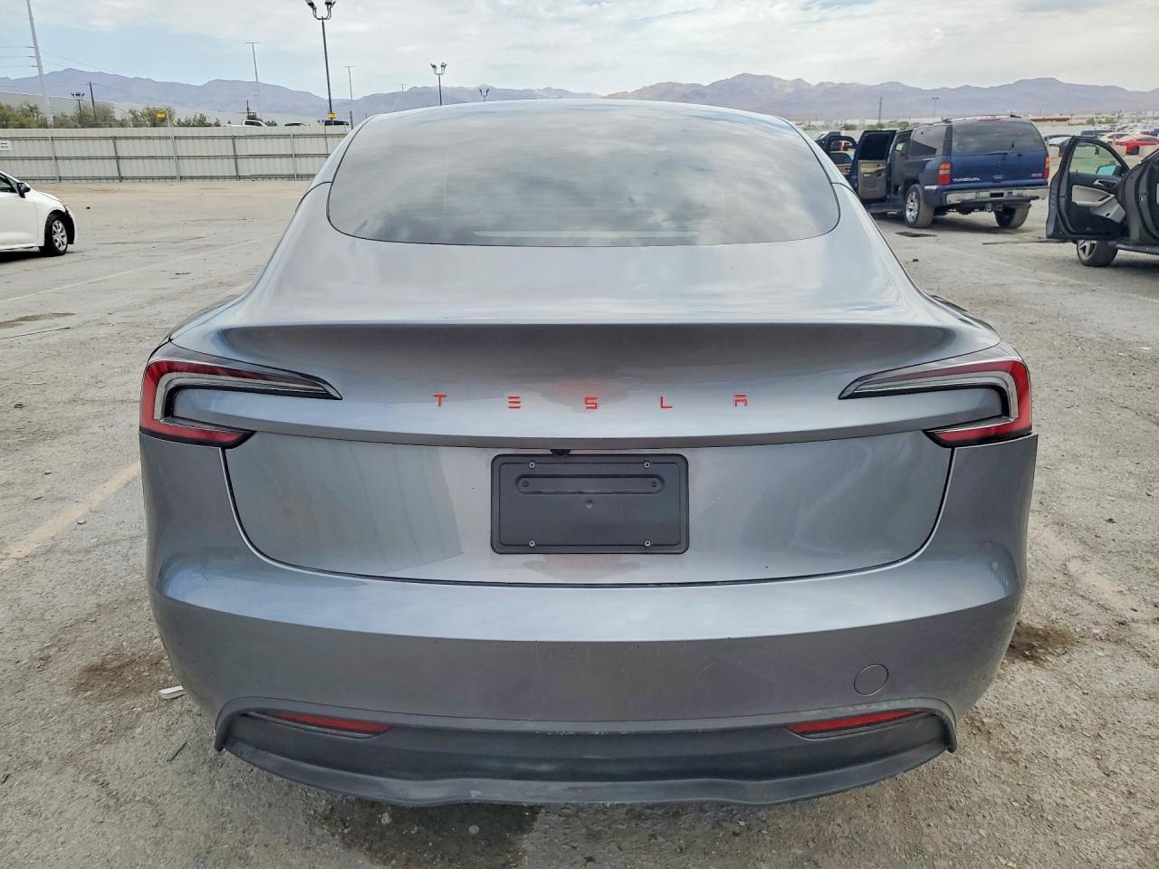 2025 Tesla Model 3 - Фото 6